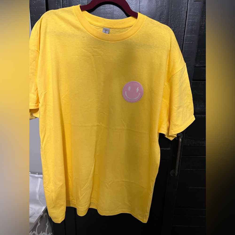 Size XL unisex, yellow with light pink happy face T-shirt *NEW*